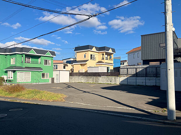 【現地写真】
間口が広く、周囲には高い建物が少ないため陽当り良好、開放感のある立地です。明るく快適に過ごせるお住まいになりますね。
（2025年11月撮影）