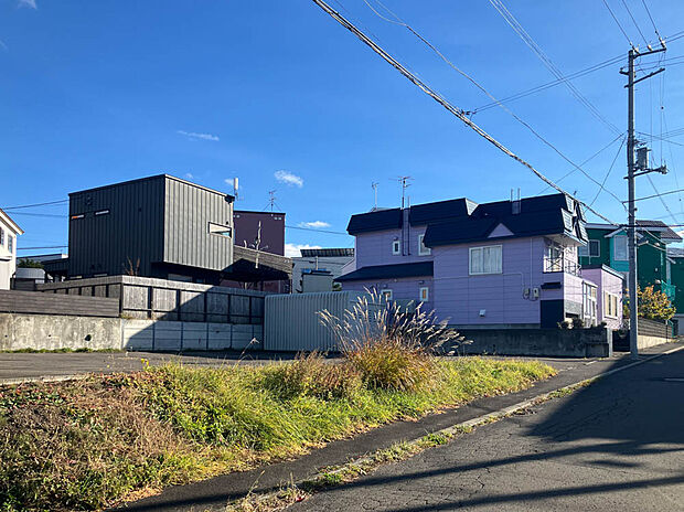 【現地写真】
中央バス「美里団地」停まで徒歩約3分とバスアクセス良好。落ち着いた住宅地でのびのびと暮らせる、お子様にも嬉しい立地です。
（2025年11月撮影）