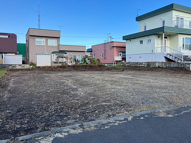 【現地写真】
南西側が公道に面したうれしい立地の物件です。陽当り良好、暖かい陽射しを感じられます。
(2025年11月撮影）