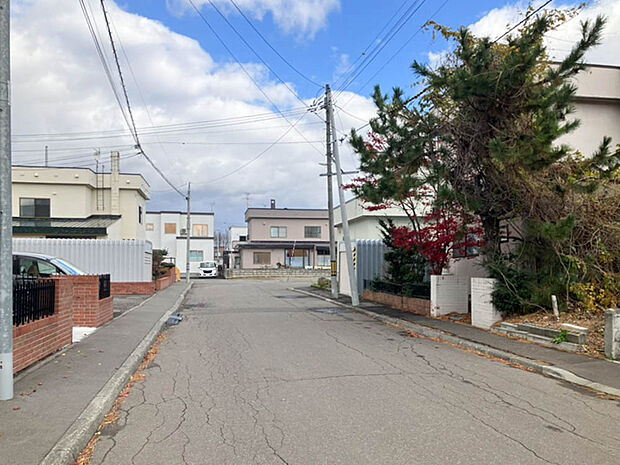 【現地写真】
小学校まで徒歩約6分、中学校までは徒歩約8分とお子様の通学にも便利な立地。子育て世帯にもおすすめです。
(2025年11月撮影)