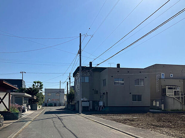 【現地写真】
北東側道路は幅員約7mと広々。見通しの良い道路は、お住まいの見栄えが良くなるだけでなく、安全性・防犯性も高まります。
（2025年12月撮影）