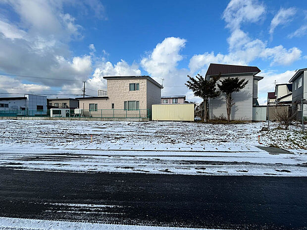 【現地写真】
約60坪のゆとりある敷地が魅力です。間口も広く視覚的な広がりも感じ、実際の広さ以上にゆったりとした印象を与えてくれます。
（2025年12月撮影）