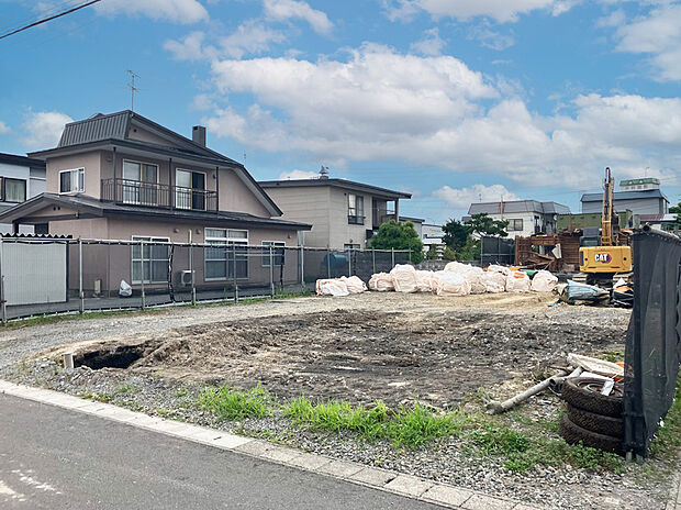 【現地写真】
余白を楽しむフリースペースや、小上がりでスペースがございます。ご家族とのくつろぎの時間や趣味の時間も増えますね。
（2026年1月撮影）
