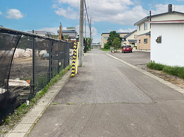 【現地写真】
小学校まで徒歩約2分。お子様の通学や送り迎えにも心強い環境です。買物施設や郵便局、公園も近く生活環境良好！
（2026年1月撮影）