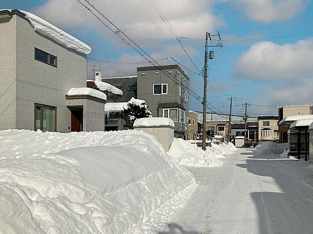 【現地写真】
「コープさっぽろ新道店」までも徒歩約5分と、日々のお買い物に便利な立地。小学校まで徒歩約9分と、お子様の通学や送り迎えにも心強い環境です。
(2026年2月撮影）