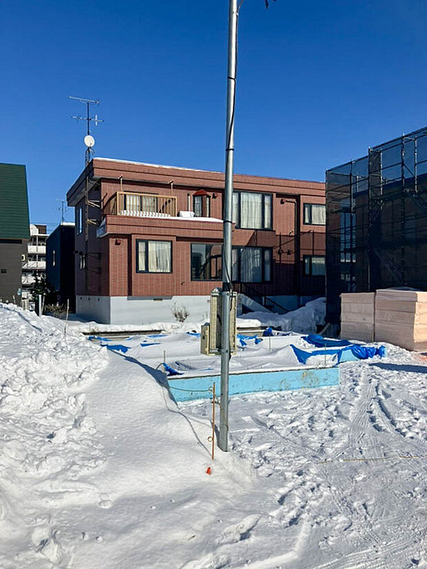 【2号棟 現地写真】
徒歩圏内にはスーパーやコンビニ、ドラッグストアなどの買物施設が揃う便利な住環境。ぜひ現地をご覧ください。
（2026年3月撮影）