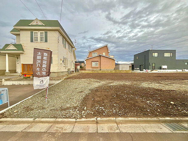 【2号棟 現地写真】
気持ちの良い青空が望める開放的な立地。利便性がありながらも落ち着いた生活を実現できます。
(2026年3月撮影)