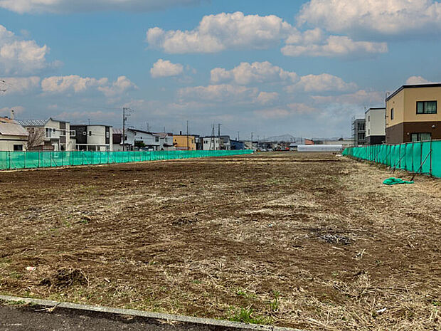 【現地写真】
約50坪の広々とした土地面積が魅力です。プランの自由度が高まり、建築後の生活もしやすい平坦地な整形地です。
(2026年4月撮影）