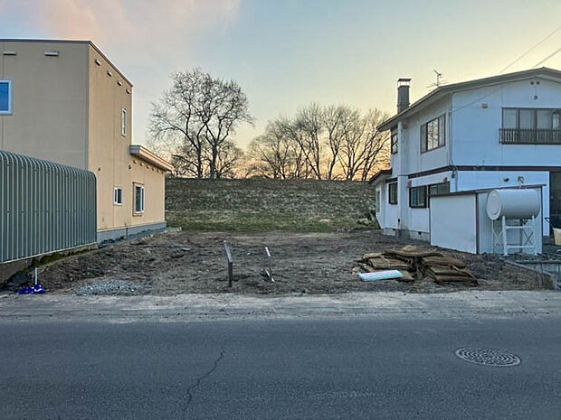 【現地写真】
落ち着いた住宅地に登場の売地をご紹介します。現況更地のため即時のお渡しが可能。解体費用が掛からず、スムースに建築をスタートできます。
(2026年4月撮影)