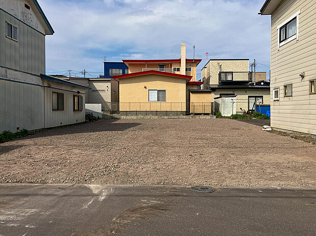 【現地写真】
南西側道路に面し陽当り良好!約64坪のゆとりある土地面積で開放感もございます。快適に暮らせるお住まいが建てられそうですね。
(2026年5月撮影)