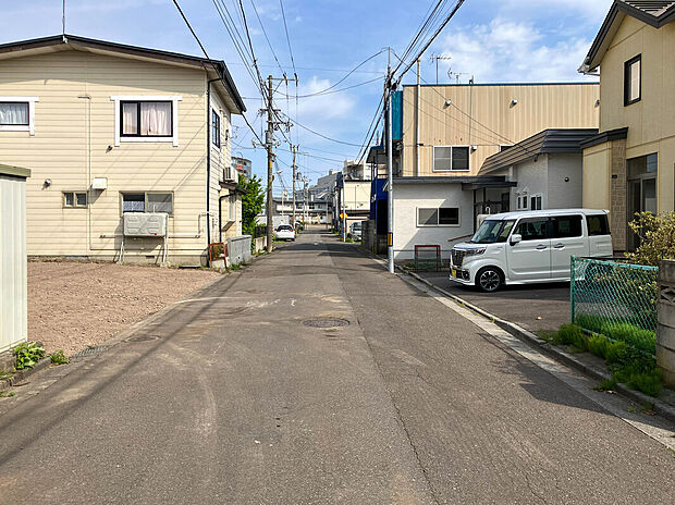 【現地写真】
車通りの少ない道路に面し、静かな環境で新生活をスタートできます。小さなお子様との外出や、ペットとのお散歩にも心強い立地です。
(2026年5月撮影)