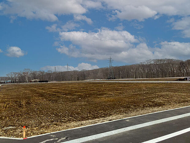【現地写真】
同世代のご家族も集まりやすい、総20区画の大型分譲地内、全2棟の最新モデルが登場です。
（2026年6月撮影）