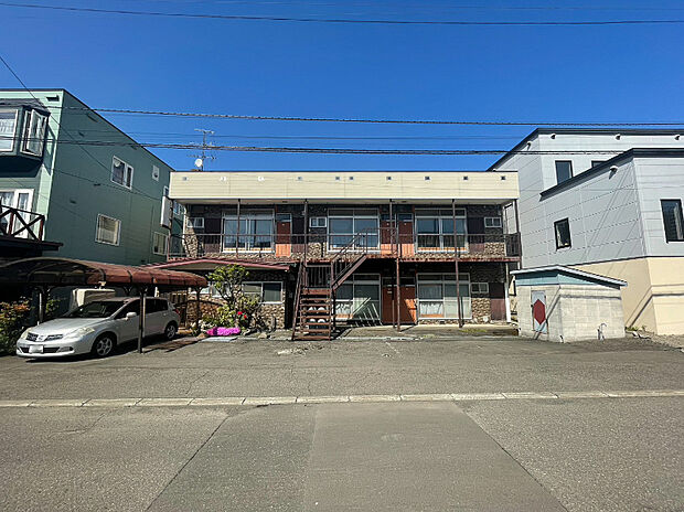 【現地写真】
幅員約8ｍの南西側道路に面し、陽当りが良く開放感あふれる立地が魅力。約52坪のゆとりある全2区画です。
(2026年5月撮影）