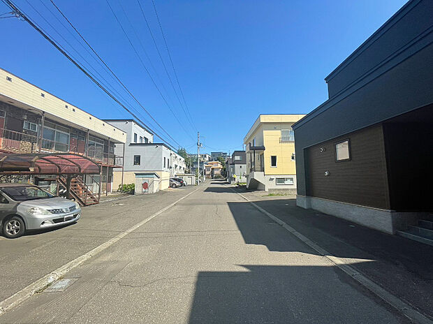 【現地写真】
見通しの良い道路は安全性、防犯性も高まります。周辺環境も整っており、子育て世帯にもおすすめできる物件です。
(2026年5月撮影）