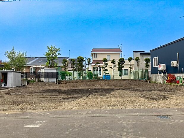 【現地写真】
開放感あふれる立地が魅力の売地です。周辺に高い建物が少なく陽当りや通風も望める環境です。
(2026年5月撮影）