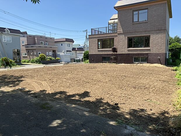 【現地写真】
ファミリー向けの参考プランをはじめ、多数建築プランをご用意しております。ぜひご家族に合った間取りの夢のマイホームをご実現ください。
（2026年6月撮影）