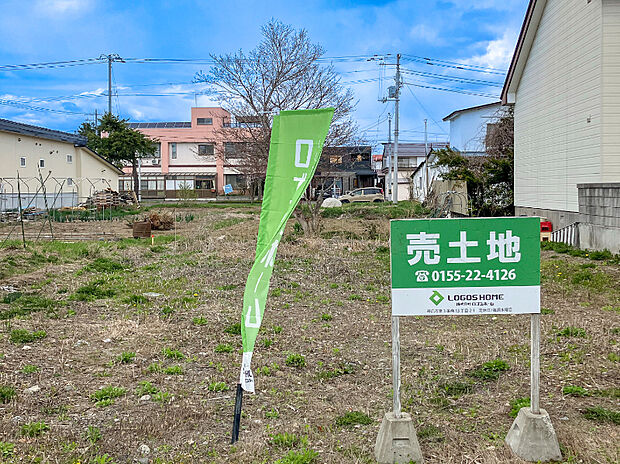 【現地写真】
家計にも環境にもやさしい太陽光パネル搭載のお住まい。2026年9月完成です。完成するのが楽しみですね。
（2026年6月撮影）