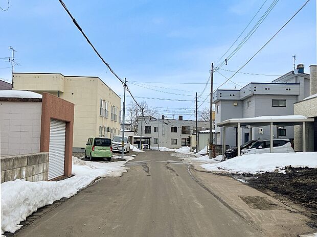 【現地写真】
幅員約8mの前面道路に面した伸びやかなロケーション。お車の出し入れもスムーズに行え、毎日の外出もしやすいですね。
（2026年6月撮影）
