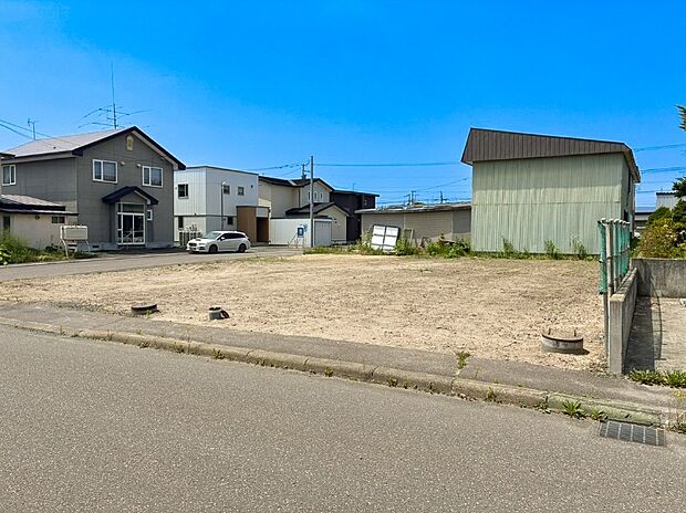 【現地写真 北東側】
教育機関や商業施設が徒歩圏内に揃い、利便性の高い立地です。ぜひ周辺環境と合わせて現地をご覧ください。
（2026年7月撮影）