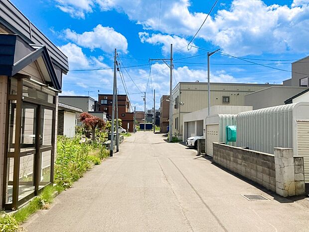 【現地写真】
幅員6ｍ以上の広い道路に面した開放感のある立地です。車の出入りもしやすく、周辺へのアクセスも整った立地も魅力のポイントです。
（2026年7月撮影）