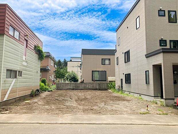 【現地写真】
約47坪のゆとりある売地が登場。土地の広さや陽当りを確認でき、建物計画のイメージがしやすい更地です。
(2026年7月撮影)