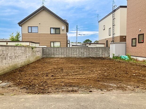 【現地写真】
現在更地のため、解体等の手間がかからず、スムーズに建築を始めることができます。即お引渡しも可能です。
(2026年7月撮影)