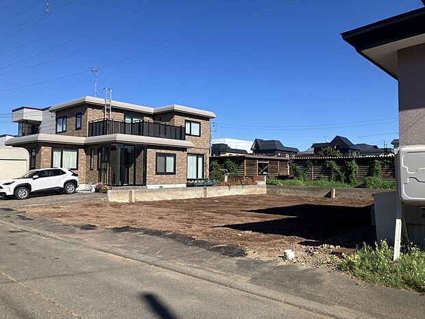 【現地写真】
間口も広く、ゆとりのお庭やカースペースもご検討いただけます。ぜひご家族に合った夢のマイホームをご実現ください。
(2026年8月撮影)