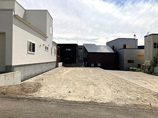 【A棟 現地写真】
周辺は落ち着いた住宅街となっております。高層の建物がなく、陽当りや風通しも期待できます。2026年11月完成予定です。
(2026年7月撮影)