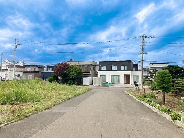 【現地写真】
前面道路は幅員約8mのゆとりある公道で、車の出入りもしやすい快適な立地。見通しの良い道路は、お住まいの見栄えも良くなりますね。
（2026年9月撮影）