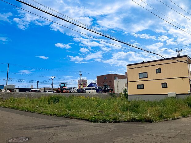 【現地写真】
1号地は開放感あふれる角地に位置します。陽当りや風通しが期待でき、明るく快適に暮らせるお住まいを実現できます。
(2026年9月撮影)