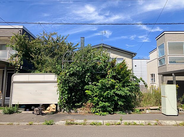 【現地写真】
現在古家がございますが、解体後更地渡しになります。解体の手間や費用が抑えられ、スムーズに建築を進められます。
（2026年9月撮影）