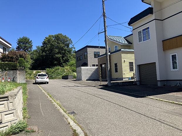 【現地写真】
幅員8m以上の広い公道に面した、ゆとりと開放感が魅力の立地。通勤やお買い物など、毎日のお車でのお出掛けにも便利です。
(2026年8月撮影)