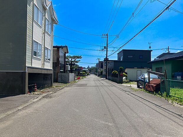 【現地写真 左側前面道路】
徒歩圏内には教育機関や生活利便施設が揃い住環境良好。子育てにも優しい立地です。ぜひ周辺環境と合わせて現地をご覧ください。
(2026年8月撮影)