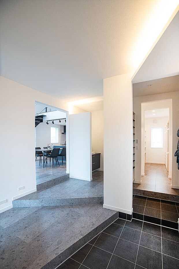 【【玄関】】吹抜けがあり明るく開放的な玄関で、ご家族や来客をお出迎え。SIC付きで玄関周りがいつでもすっきり片付きますね。