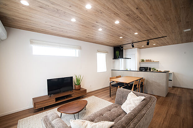 【【リビング】】天井と床が木目調となっており、温かみを感じる空間。照明や窓の配置もおしゃれですね。
【2024年7月撮影】