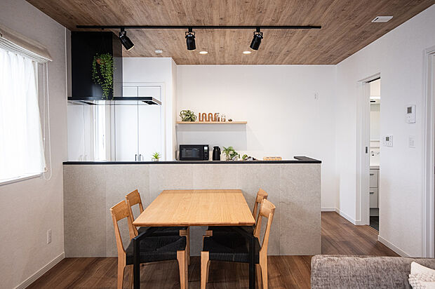 【【ダイニングキッチン】】キッチンからリビングが見渡せますので小さいお子様がいらっしゃるご家庭でも、家事をしながらお子様を見守れます。
【2024年7月撮影】