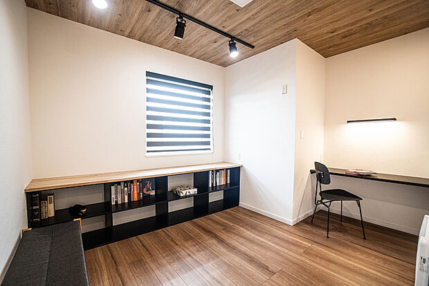 【【2階ホール】】カウンター付きで多目的に利用できるホール部分。お子様の勉強スペースや書斎としても！
【2024年7月撮影】