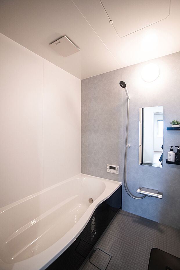 【【バスルーム】】1日の疲れも癒されるスタイリッシュな浴室。1坪タイプで足を伸ばしてリラックスできます。
【2024年7月撮影】