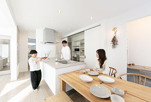 【【カウンター】】リビングにはスタディカウンターがございます。キッチンからも目が届きやすいので、お子様の勉強を見守りながら家事ができます。
【2024年9月撮影】