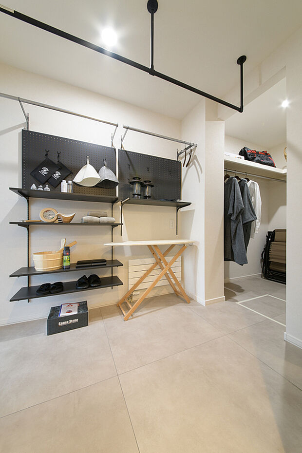 【【ユーティリティ】】LDKだけではなくお庭からも簡単に行き来できるユーティリティスペース。お家サウナも実現できるこだわりの設計です。