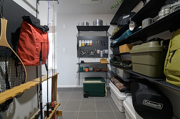 【【シューズインクローゼット】】収納力のあるSICも完備。靴はもちろんのこと、キャンプ用品や釣り用品などご家族の趣味の物もたくさん収納できますね。