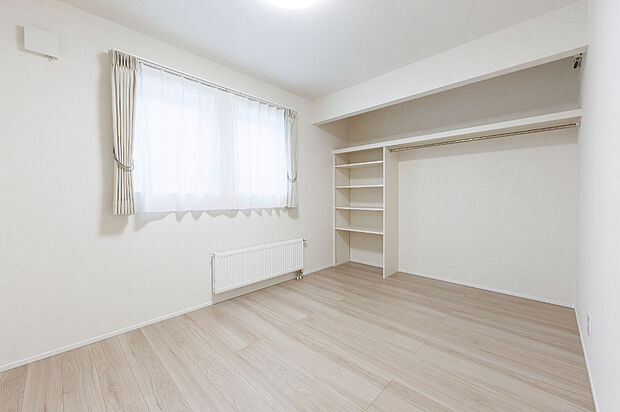 【【居室】】オープンクローゼット仕様の洋室です。お気に入りのアイテムを飾るのはもちろん、頻繁に使う物をすぐ手の届くところに置けます。
（2024年12月撮影）