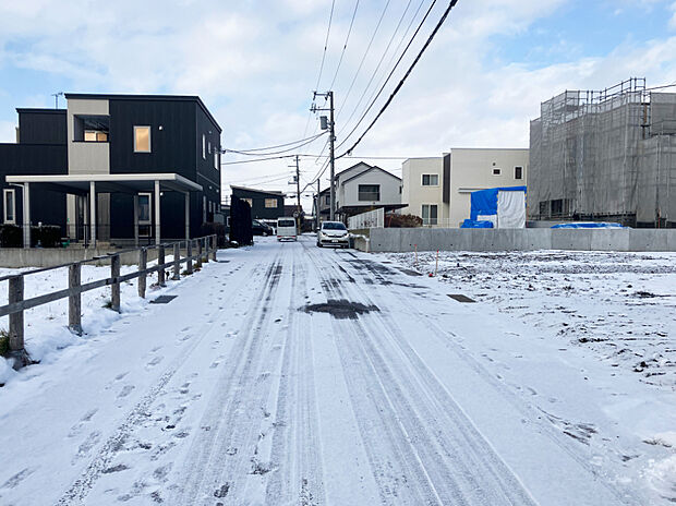 【【現地写真】】幅員約6mのどこまでも続来そうな見通しの良い前面道路。建物の見栄えも良くなりますね。
(2024年12月撮影)