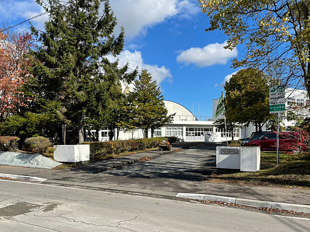 苫小牧市和光中学校（約500m）