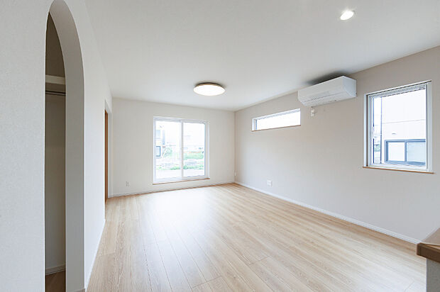 【【リビング】】トップクラスの断熱性能を誇るネオマフォームでの付加断熱や1種換気によって1年中快適に過ごせます。
（2025年5月撮影）