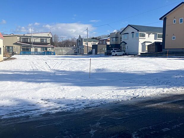 【【現地写真】】南西・南東側道路に面し陽当り良好。暖かく、気持ち良い風を感じられるお住いになりそうですね。
（2025年2月撮影）