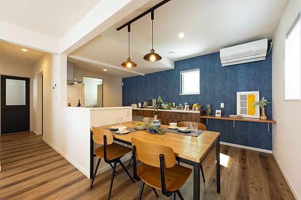 【【ダイニングキッチン】】配膳のしやすさが人気の横並びダイニング。向かいにリビングを設け、キッチンからお家全体を見渡せる繋がりある空間に。
(2025年5月撮影)