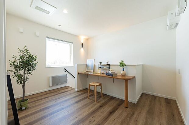 【【2階ホール】】2階ホールのフリースペースにはカウンターを設置しています。洗濯物を干すスペースとしてはもちろん、在宅ワークなどにも利用可能です。家族の暮らしに合わせてアレンジできる便利な空間です。