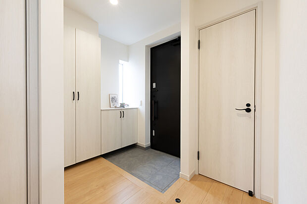 【【玄関】】玄関には収納力に優れたL字型の収納を設置。ご家族それぞれの靴や小物もたっぷり収納でき、すっきりとした玄関空間をキープできます。
（2025年6月撮影）