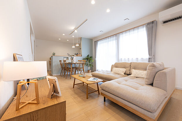 【【リビング】】木のぬくもりを感じるナチュラルな内装は、どんな家具とも調和しやすく、飽きのこない心地よさが魅力。毎日の暮らしをやさしく包み込みます。
（2025年6月撮影）